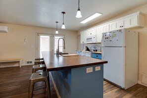 冷蔵庫、電子レンジ、オーブン、コンロ