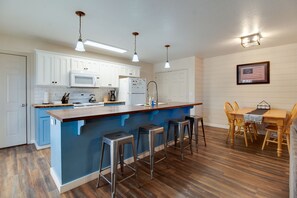 冷蔵庫、電子レンジ、オーブン、コンロ