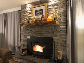 Interior - Fourth Sister Retreat - Great location with fireplace, community pool & hot tub (Sisters)