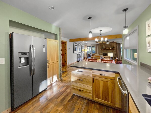 Interior - Fourth Sister Retreat - Great location with fireplace, community pool & hot tub (Sisters)