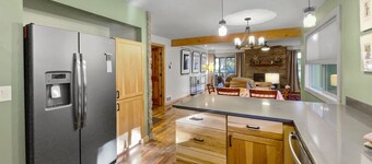 Fourth Sister Retreat - Great location with fireplace, community pool & hot tub