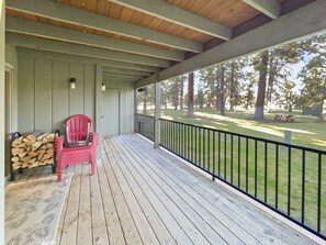 Terrace/patio - Fourth Sister Retreat - Great location with fireplace, community pool & hot tub (Sisters)