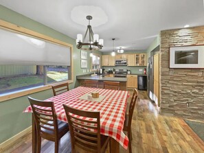 Dining - Fourth Sister Retreat - Great location with fireplace, community pool & hot tub (Sisters)