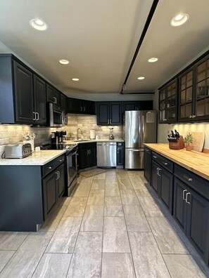 Jääkaappi, mikroaaltouuni, uuni, liesi