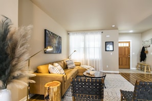 Smart TV, fireplace - Adventure Basecamp in Sisters | Fireplace + Garage (Sisters)