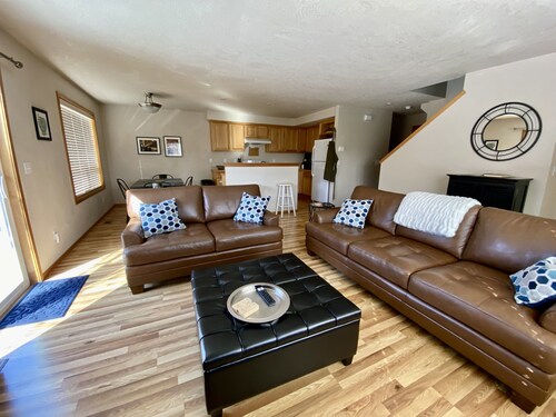 Three Peaks Retreat - 3 Bedroom 2.5 Bathroom Townhouse