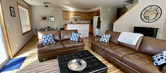 Three Peaks Retreat - 3 Bedroom 2.5 Bathroom Townhouse