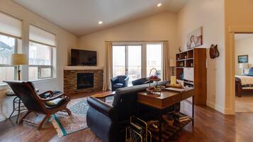 TV, fireplace