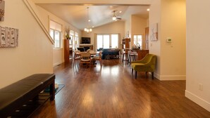 A spacious living area with hardwood flooring, a dining table, and comfortable seating. - The Quails Nest - charming 3 bedroom 2.5 bath with fireplace in Sisters Oregon (Sisters)