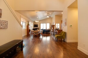 TV, fireplace - The Quails Nest - charming 3 bedroom 2.5 bath with fireplace in Sisters Oregon (Sisters)