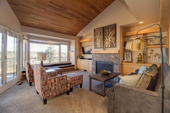 Smart TV, fireplace, DVD player