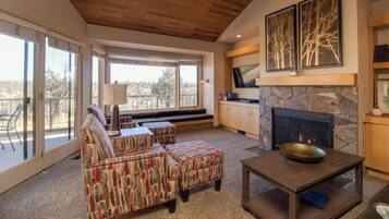 TV connectée, cheminée, lecteur de DVD