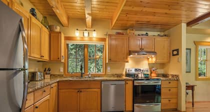 Metolius River Resort Cabin 1 Luxurious cabin on the Metolius River w/ fireplace