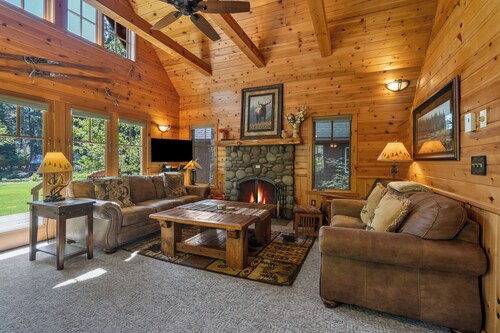 Metolius River Resort Cabin 4 Luxurious cabin on the Metolius River w/ fireplace