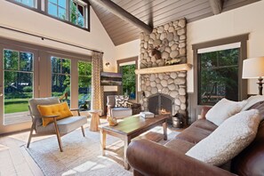 TV, fireplace, DVD player - Metolius River Resort Cabin 5 Luxurious cabin on the Metolius River w/ fireplace (Camp Sherman)