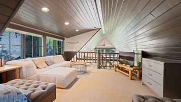 Fernseher, Kamin, DVD-Player