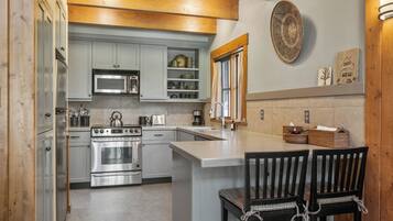 Jääkaappi, mikroaaltouuni, uuni, liesi