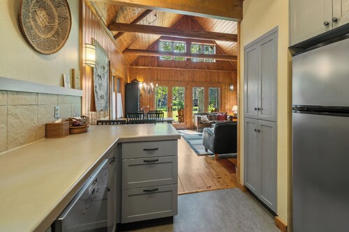 Metolius River Resort Cabin 6 Luxurious cabin on the Metolius River w/ fireplace