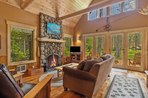 Metolius River Resort Cabin 7 Luxurious cabin on the Metolius River w/ fireplace