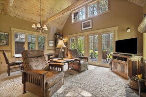 TV, fireplace, DVD player, stereo - Metolius River Resort Cabin 9 Luxurious cabin on the Metolius River w/ fireplace (Camp Sherman)