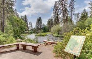 Property grounds - Metolius River Resort Cabin 10 Luxurious cabin on the Metolius River & fireplace (Camp Sherman)