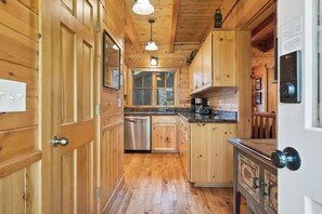 Fridge, microwave, oven, stovetop - Metolius River Resort Cabin 10 Luxurious cabin on the Metolius River & fireplace (Camp Sherman)