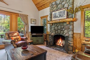 Televisión y chimenea 