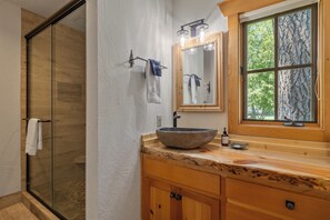 Sèche-cheveux, serviettes fournies