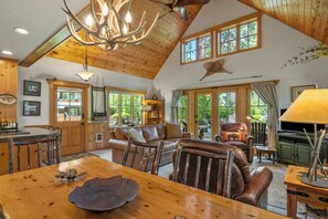 Televisión y chimenea 