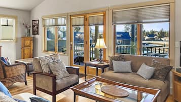 Fernseher, Kamin, DVD-Player