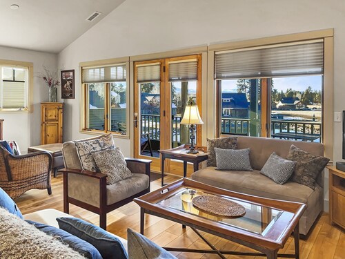 Big Mt View Condo View of the Mountains in Sisters, A/C, Gas Fireplace