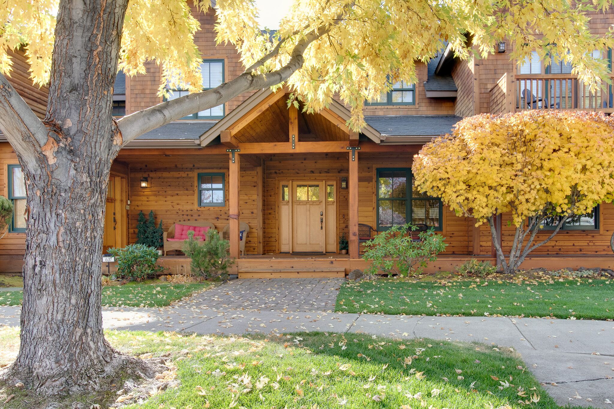 Mountain Sage spacious townhome near downtown Sisters, access to seasonal pool