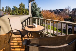 Outdoor dining - Pine Rest - Escape to this beautiful condo A/C, pet friendly near downtown (Sisters)