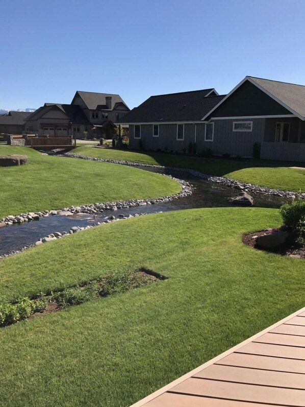 Property grounds - Pine Rest - Escape to this beautiful condo A/C, pet friendly near downtown (Sisters)