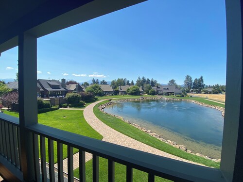 Riley`s Mt View Condo near downtown Sisters, community pool & spa