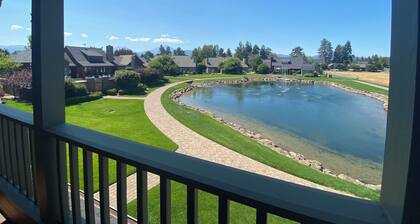 Riley`s Mt View Condo near downtown Sisters, community pool & spa