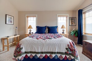 2 bedrooms, iron/ironing board, WiFi, bed sheets - Riley`s Mt View Condo near downtown Sisters, community pool & spa (Sisters)