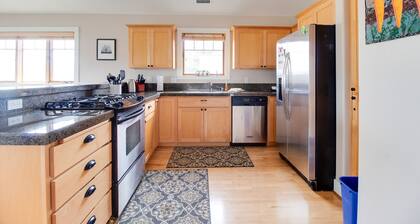 Riley`s Mt View Condo near downtown Sisters, community pool & spa