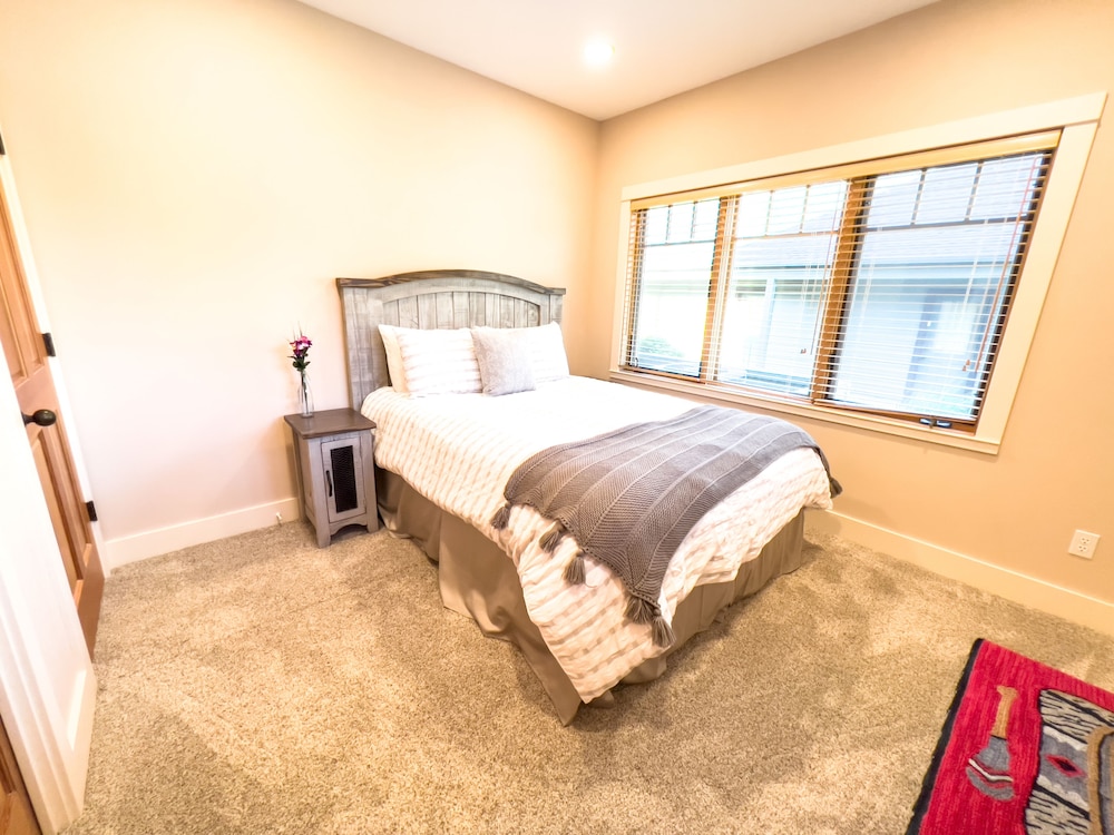 Ponderosa Sunset Retreat 2 bedroom 2 bath in Pine Meadow Village