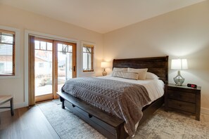 2 bedrooms, iron/ironing board, WiFi, bed sheets - Magical Sisters Retreat 1st Floor 2 Bedroom Condo in Pine Meadow Village (Sisters)