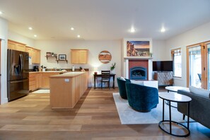 TV, fireplace - Magical Sisters Retreat 1st Floor 2 Bedroom Condo in Pine Meadow Village (Sisters)