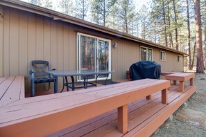 Outdoor dining - The Sisters Moose Home in Tollgate Sleeps 6 Access to Seasonal Pool (Sisters)