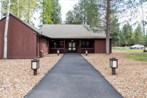 Exterior - The Sisters Moose Home in Tollgate Sleeps 6 Access to Seasonal Pool (Sisters)