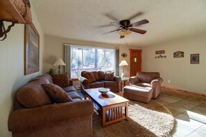 TV, DVD player - The Sisters Moose Home in Tollgate Sleeps 6 Access to Seasonal Pool (Sisters)