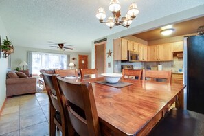 Dining - The Sisters Moose Home in Tollgate Sleeps 6 Access to Seasonal Pool (Sisters)