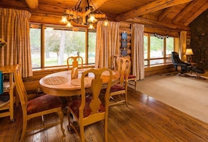 Dining - Sisters Dream Inn amazing dog friendly cabin located in a quiet area of Sisters (Sisters)