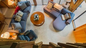 Ein gemütliches Wohnzimmer mit einer Eckcouch, einem Couchtisch und einem Kamin.