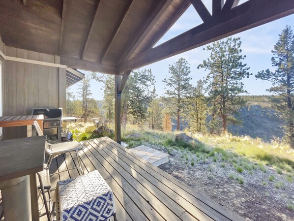 Terrace/patio - Canyon Perch Beautiful High Desert Views relaxing 3 bedroom 2 bath home (Sisters)