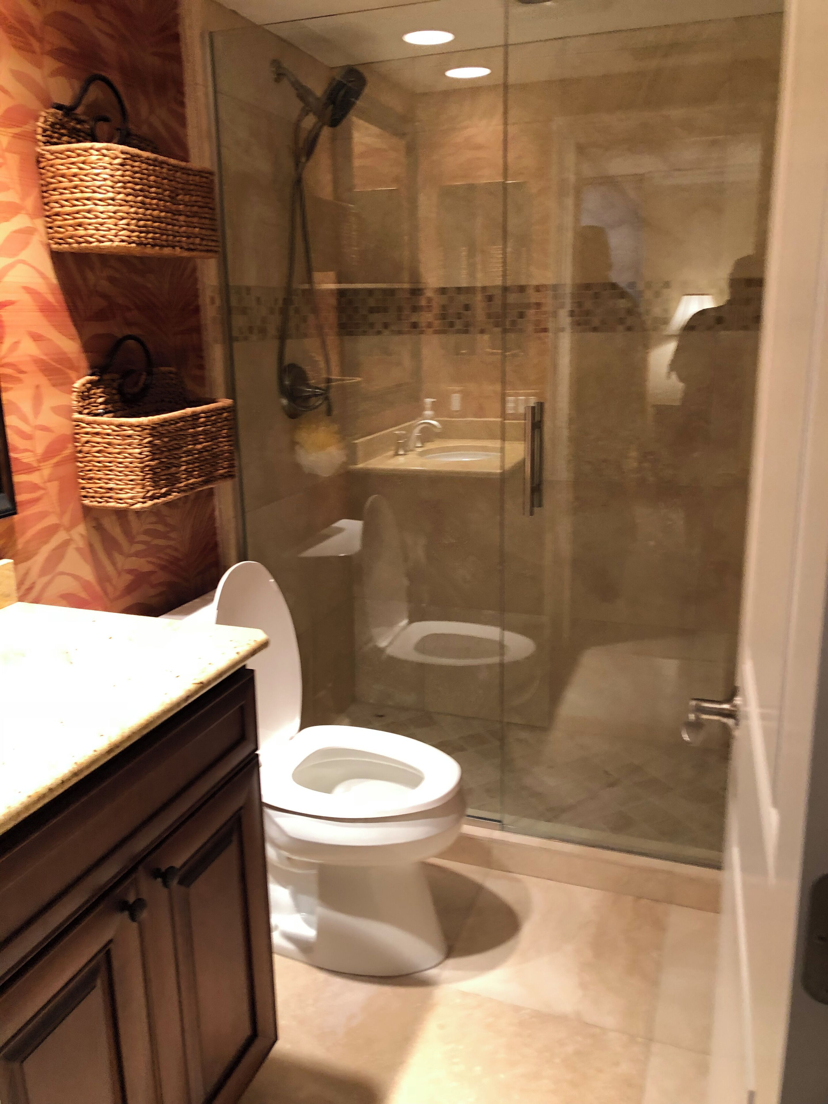 Une salle de bain moderne avec une douche à parois de verre, des toilettes et un lavabo.