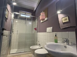 Dusche, Haartrockner, Bidet, Handtücher